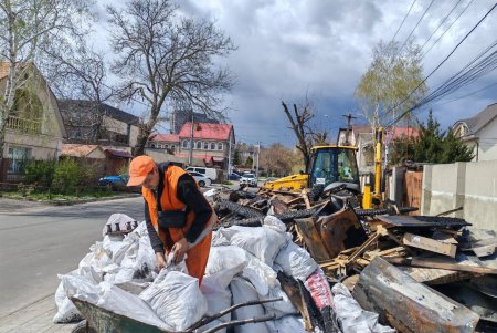 У Київському районі тривають роботи з ліквідації наслідків атаки (фото)