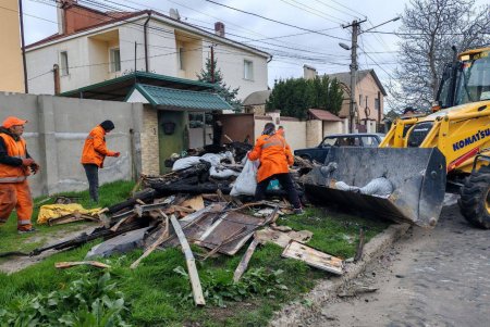 У Київському районі тривають роботи з ліквідації наслідків атаки (фото)