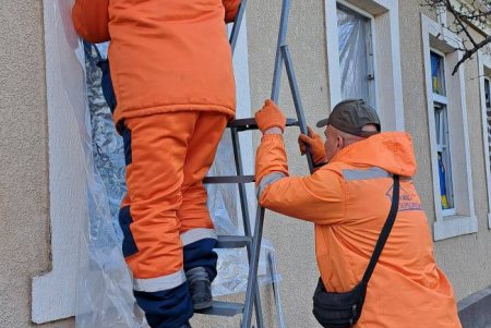 Комунальні служби Одеси оперативно ліквідовують наслідки удару (фото)