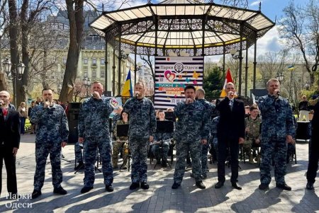 Мистецький захід до Дня вдячності волонтерам провели в Міськсаду Одеси (фото)