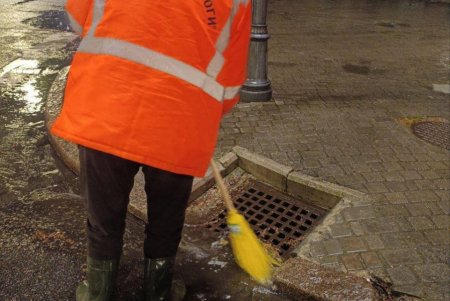 Під час дощу на вулицях Одеси чергували бригади КП «Міські дороги» (фото)