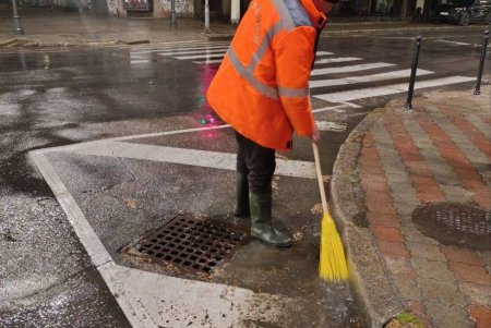 Під час дощу на вулицях Одеси чергували бригади КП «Міські дороги» (фото)