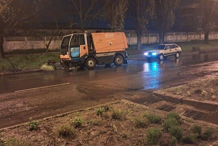 Під час дощу на вулицях Одеси чергували бригади КП «Міські дороги» (фото)