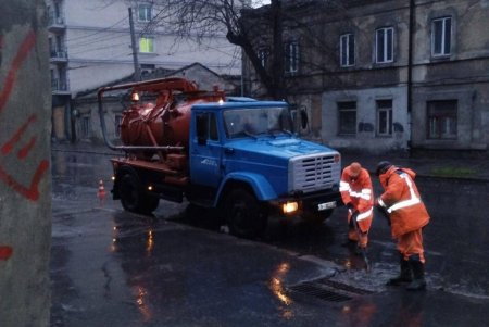 Під час дощу на вулицях Одеси чергували бригади КП «Міські дороги» (фото)