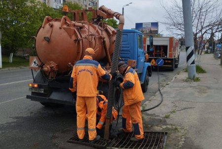 Під час дощу на вулицях Одеси чергували бригади КП «Міські дороги» (фото)
