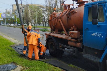 Під час дощу на вулицях Одеси чергували бригади КП «Міські дороги» (фото)