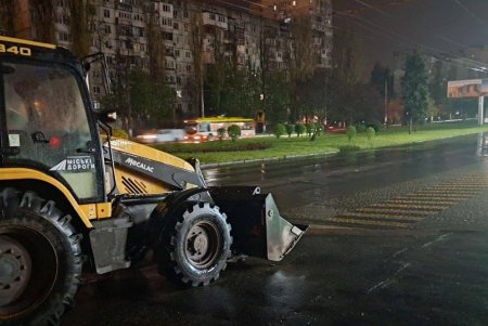 Під час дощу на вулицях Одеси чергували бригади КП «Міські дороги» (фото)