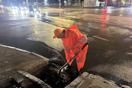 Під час дощу на вулицях Одеси чергували бригади КП «Міські дороги» (фото)
