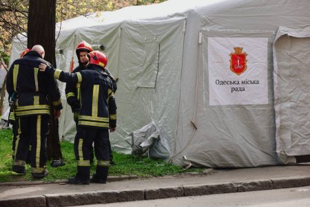 У Хаджибейському районі Одеси триває ліквідація наслідків обстрілу (фоторепортаж)