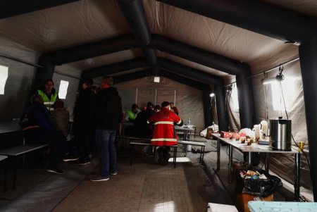 У Хаджибейському районі Одеси триває ліквідація наслідків обстрілу (фоторепортаж)