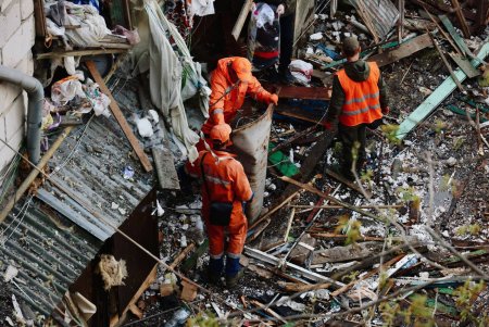 У Хаджибейському районі Одеси триває ліквідація наслідків обстрілу (фоторепортаж)