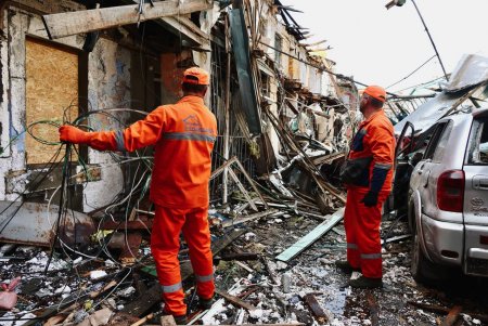 У Хаджибейському районі Одеси триває ліквідація наслідків обстрілу (фоторепортаж)