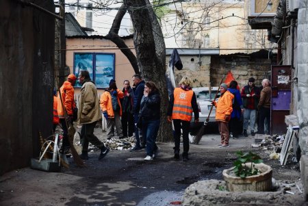 У Хаджибейському районі Одеси триває ліквідація наслідків обстрілу (фоторепортаж)