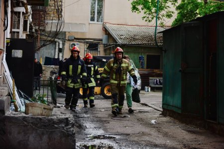 У Хаджибейському районі Одеси триває ліквідація наслідків обстрілу (фоторепортаж)