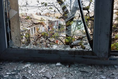 У Хаджибейському районі Одеси триває ліквідація наслідків обстрілу (фоторепортаж)