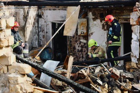 У Хаджибейському районі Одеси триває ліквідація наслідків обстрілу (фоторепортаж)