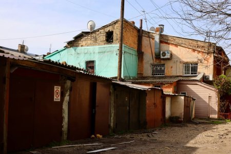 У Хаджибейському районі Одеси триває ліквідація наслідків обстрілу (фоторепортаж)