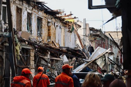 У Хаджибейському районі Одеси триває ліквідація наслідків обстрілу (фоторепортаж)