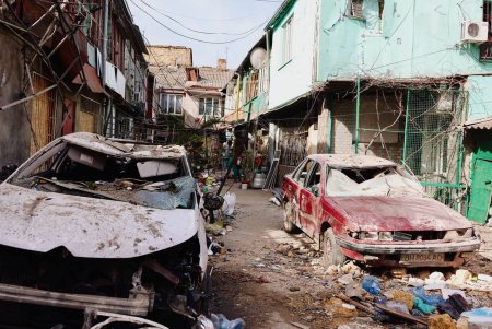 У Хаджибейському районі Одеси триває ліквідація наслідків обстрілу (фоторепортаж)