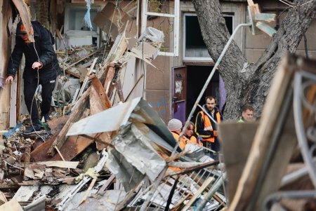 У Хаджибейському районі Одеси триває ліквідація наслідків обстрілу (фоторепортаж)