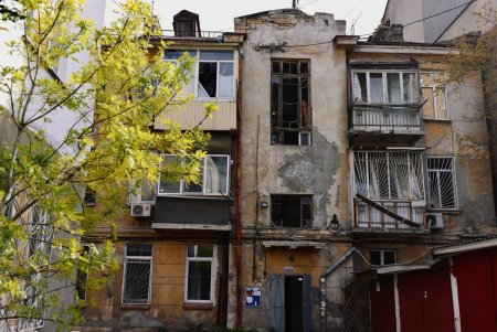 У Хаджибейському районі Одеси триває ліквідація наслідків обстрілу (фоторепортаж)