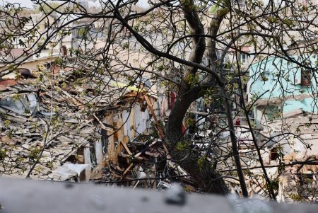 У Хаджибейському районі Одеси триває ліквідація наслідків обстрілу (фоторепортаж)