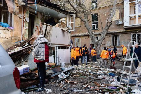 У Хаджибейському районі Одеси триває ліквідація наслідків обстрілу (фоторепортаж)