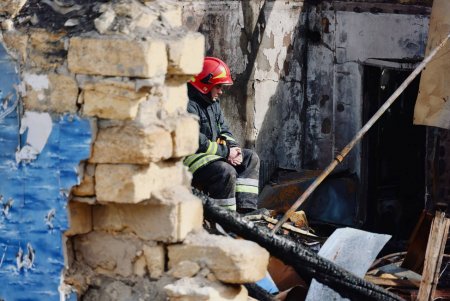 У Хаджибейському районі Одеси триває ліквідація наслідків обстрілу (фоторепортаж)