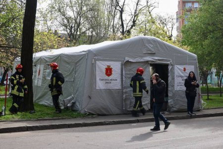 У Хаджибейському районі Одеси триває ліквідація наслідків обстрілу (фоторепортаж)