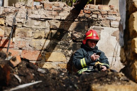 У Хаджибейському районі Одеси триває ліквідація наслідків обстрілу (фоторепортаж)