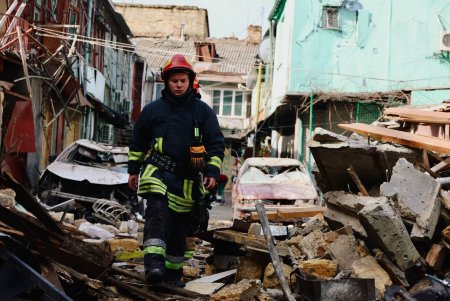 У Хаджибейському районі Одеси триває ліквідація наслідків обстрілу (фоторепортаж)