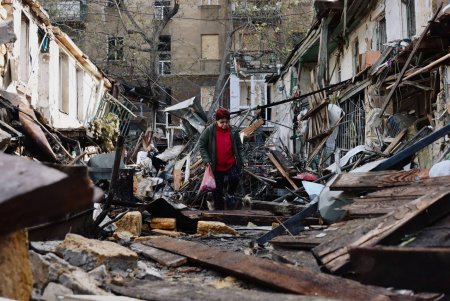 У Хаджибейському районі Одеси триває ліквідація наслідків обстрілу (фоторепортаж)