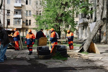 У Хаджибейському районі Одеси триває ліквідація наслідків обстрілу (фоторепортаж)
