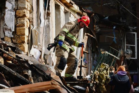 У Хаджибейському районі Одеси триває ліквідація наслідків обстрілу (фоторепортаж)