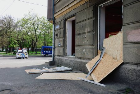 У Хаджибейському районі Одеси триває ліквідація наслідків обстрілу (фоторепортаж)