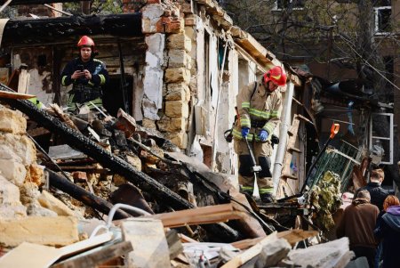 У Хаджибейському районі Одеси триває ліквідація наслідків обстрілу (фоторепортаж)