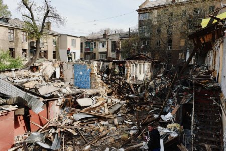 У Хаджибейському районі Одеси триває ліквідація наслідків обстрілу (фоторепортаж)