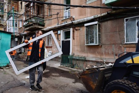 У Хаджибейському районі Одеси триває ліквідація наслідків обстрілу (фоторепортаж)