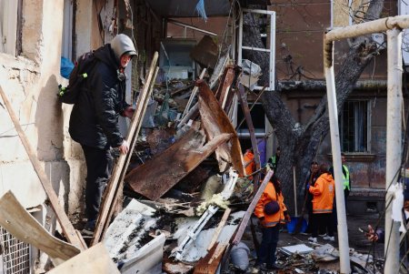 У Хаджибейському районі Одеси триває ліквідація наслідків обстрілу (фоторепортаж)