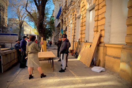 У Приморському районі Одеси ліквідовують наслідки нічної атаки (фото)