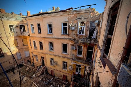 У Приморському районі Одеси ліквідовують наслідки нічної атаки (фото)