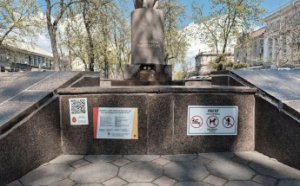 На фонтанах Одеси встановлюють інформаційні таблички з QR-кодом (фото)