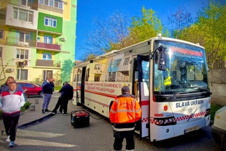 Після атаки в Одесі працюють комунальники та оперативний штаб (фото)