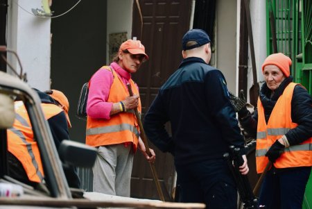 Одеські комунальники ліквідовують наслідки чергового ворожого обстрілу (фото)