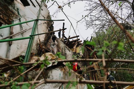 Одеські комунальники ліквідовують наслідки чергового ворожого обстрілу (фото)
