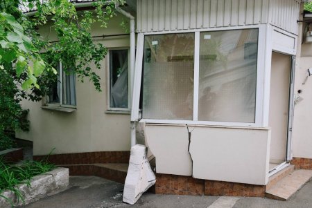 Одеські комунальники ліквідовують наслідки чергового ворожого обстрілу (фото)