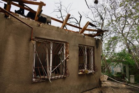 Одеські комунальники ліквідовують наслідки чергового ворожого обстрілу (фото)