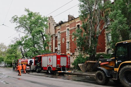 Одеські комунальники ліквідовують наслідки чергового ворожого обстрілу (фото)