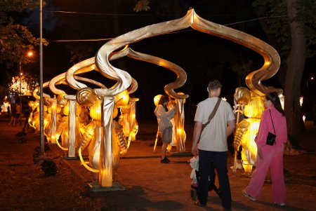 Магічні ельфи, феї та дракони: в Одесі відкрили "Парк ліхтарів" (фото)