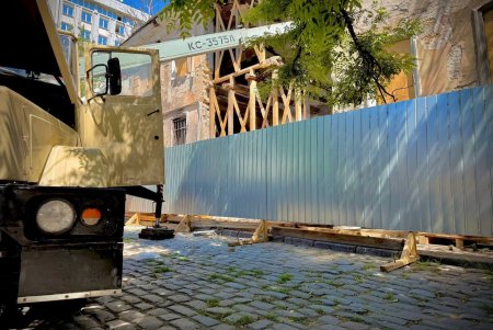 В Одесі готують до відновлення будинок після березневого обстрілу (фото)
